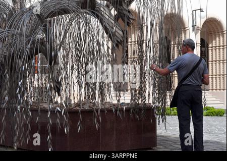 1er mai 2013 - Budapest, Hongrie - le Mémorial de l'Holocauste, un saule pleureur (par Imre Varga) avec les noms des Juifs hongrois tués pendant l'Holocauste inscrits sur chaque feuille, est situé dans le Parc du Mémorial Raoul Wallenberg. Grande synagogue dans le quartier juif de Budapest. En 1944, la synagogue de la rue Dohany faisait partie du ghetto juif pour les Juifs de la ville et servait d'abri à beaucoup de gens. Plus de deux mille de ceux qui sont morts dans le ghetto de faim et de froid pendant l'hiver 1944-1945 sont enterrés dans la cour de la synagogue. Grande synagogue (synagogue Dohany utca) est th Banque D'Images