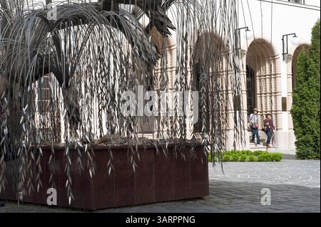 1er mai 2013 - Budapest, Hongrie - le Mémorial de l'Holocauste, un saule pleureur (par Imre Varga) avec les noms des Juifs hongrois tués pendant l'Holocauste inscrits sur chaque feuille, est situé dans le Parc du Mémorial Raoul Wallenberg. Grande synagogue dans le quartier juif de Budapest. En 1944, la synagogue de la rue Dohany faisait partie du ghetto juif pour les Juifs de la ville et servait d'abri à beaucoup de gens. Plus de deux mille de ceux qui sont morts dans le ghetto de faim et de froid pendant l'hiver 1944-1945 sont enterrés dans la cour de la synagogue. Grande synagogue (synagogue Dohany utca) est th Banque D'Images