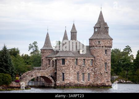 04 septembre 2013 - Alexandria Bay, New York, États-Unis - situé sur le fleuve Saint-Laurent, le château Boldt a commencé sa construction en 1900. Le millionnaire George C. Boldt a conçu le château en hommage à son épouse Louise. Quelques mois seulement avant la fin de la construction, Mme Boldt est décédée et M. Boldt a arrêté toute construction et n'est jamais retourné à la propriété qui était restée vacante pendant plus de 70 ans. La 1000 Islands Bridge Authority a repris la propriété en 1977 et offre maintenant des visites publiques du terrain et de sa tragique histoire d'amour. Sur la photo est la Power House. (Crédit image : © Leon Switzer/ZUMAPRESS.com) Banque D'Images