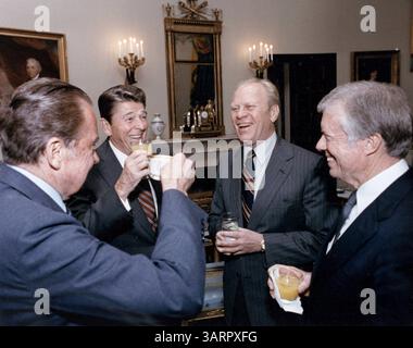8 octobre 1981 - la Maison Blanche, Washington, District of Columbia, États-Unis - le président américain REAGAN porte un toast aux anciens présidents américains de gauche à droite : RICHARD NIXON, GERALD FORD et JIMMY CARTER. Les quatre présidents se réunissent dans la salle bleue de la Maison Blanche avant de partir pour l'Égypte pour les funérailles du président Sadate. (Crédit image : © Michael A. W. Evans/ZUMAPRESS.com) Banque D'Images