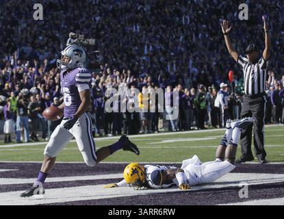 26 octobre 2013 - Manhattan, KS, États-Unis - le récepteur Tyler Lockett du Kansas State Wide quitte le cornerback de Virginie-occidentale Ishmael Banks face cachée alors qu'il marque l'un de ses trois touchdowns au Bill Snyder Family Stadium le samedi 26 octobre 2013, à Manhattan, au Kansas. K-State s'est retiré, 35-12. (Crédit image : © Bo Rader/MCT/ZUMAPRESS.com) Banque D'Images