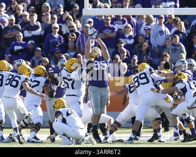 26 octobre 2013 - Manhattan, KS, États-Unis - Travis Britz (95), joueur de ligne défensive de l'État du Kansas, bloque une tentative de point supplémentaire en Virginie-occidentale au deuxième quart-temps au Bill Snyder Family Stadium le samedi 26 octobre 2013, à Manhattan, au Kansas. K-State s'est retiré, 35-12. (Crédit image : © Bo Rader/MCT/ZUMAPRESS.com) Banque D'Images