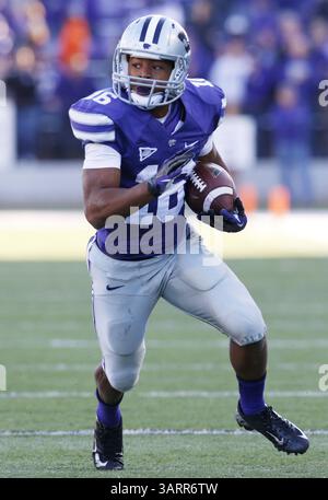 26 octobre 2013 - Manhattan, KS, États-Unis - le récepteur Tyler Lockett du Kansas State Wide prend le cap contre la Virginie-occidentale au Bill Snyder Family Stadium le samedi 26 octobre 2013, à Manhattan, Kansas. K-State s'est retiré, 35-12. (Crédit image : © Bo Rader/MCT/ZUMAPRESS.com) Banque D'Images