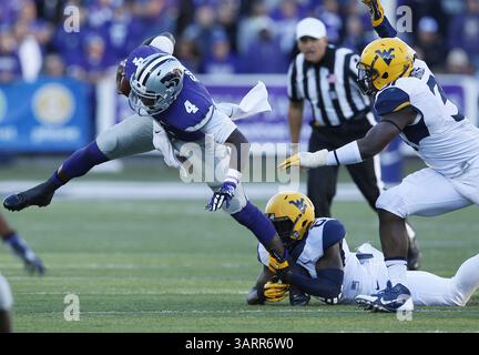 26 octobre 2013 - Manhattan, KS, USA - le quarterback de l'État du Kansas Daniel Sams (4) ne peut échapper à la défense de Virginie-occidentale au Bill Snyder Family Stadium le samedi 26 octobre 2013, à Manhattan, Kansas. K-State s'est retiré, 35-12. (Crédit image : © Bo Rader/MCT/ZUMAPRESS.com) Banque D'Images