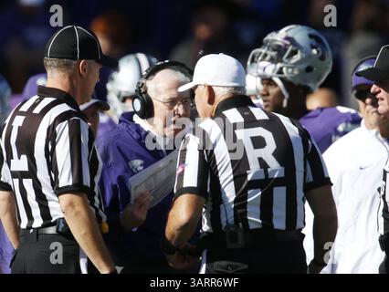 26 octobre 2013 - Manhattan, KS, États-Unis - Bill Snyder, entraîneur-chef de l'État du Kansas, discute d'un appel avec les officiels de la première mi-temps contre la Virginie-occidentale au Bill Snyder Family Stadium le samedi 26 octobre 2013, à Manhattan, au Kansas. K-State s'est retiré, 35-12. (Crédit image : © Bo Rader/MCT/ZUMAPRESS.com) Banque D'Images