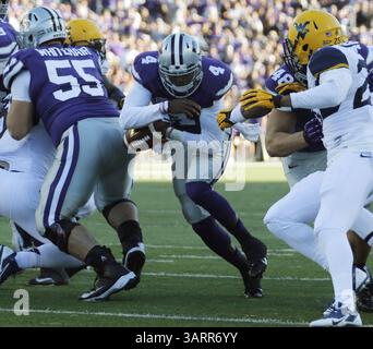26 octobre 2013 - Manhattan, KS, États-Unis - le quarterback Daniel Sams de l'État du Kansas a battu la balle quelques centimètres avant un touchdown contre la Virginie-occidentale au Bill Snyder Family Stadium le samedi 26 octobre 2013, à Manhattan, au Kansas. K-State s'est retiré, 35-12. (Crédit image : © Bo Rader/MCT/ZUMAPRESS.com) Banque D'Images