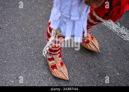 Un gros plan révèle les détails complexes des chaussures bulgares traditionnelles en cuir, souvent appelées tsarvuli ou opintsi, portées par les artistes Kukeri pendant le Banque D'Images