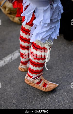 Un gros plan révèle les détails complexes des chaussures bulgares traditionnelles en cuir, souvent appelées tsarvuli ou opintsi, portées par les artistes Kukeri pendant le Banque D'Images