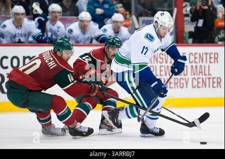 19 mars 2012 - Saint Paul, Minnesota, É.-U. - Devin Setoguchi (10) et Cal Clutterbuck (22), aile droite du Minnesota, tentent de voler le palet du centre des Canucks de Vancouver Ryan Kesler (17) lors du match de hockey Wild des Canucks de Vancouver au Minnesota au Xcel Energy Center de Saint Paul, MN. Le Wild a gagné 2-0. (Crédit image : © David Drufke/ZUMAPRESS.com) Banque D'Images