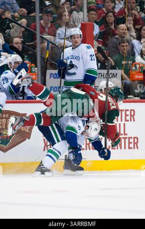 19 mars 2012 - Minneapolis, Minnesota, États-Unis - L'aile droite sauvage du Minnesota Cal Clutterbuck (22) entre en collision avec le centre des Canucks de Vancouver Ryan Kesler (17) lors du match de hockey Wild des Canucks de Vancouver au Minnesota au Xcel Energy Center de Saint Paul, Minnesota. La pièce mène à une pénalité d'interférence sur Kesler. Le Wild mène 1-0 après la deuxième période. (Crédit image : © David Drufke/ZUMAPRESS.com) Banque D'Images