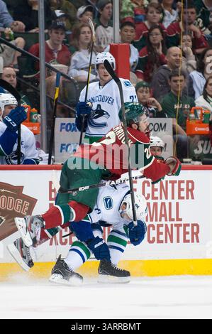 19 mars 2012 - Minneapolis, Minnesota, États-Unis - L'aile droite sauvage du Minnesota Cal Clutterbuck (22) entre en collision avec le centre des Canucks de Vancouver Ryan Kesler (17) lors du match de hockey Wild des Canucks de Vancouver au Minnesota au Xcel Energy Center de Saint Paul, Minnesota. La pièce mène à une pénalité d'interférence sur Kesler. Le Wild mène 1-0 après la deuxième période. (Crédit image : © David Drufke/ZUMAPRESS.com) Banque D'Images