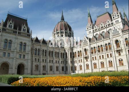 Le magnifique bâtiment du Parlement hongrois se dresse majestueusement sur les rives du Danube à Budapest, en Hongrie. Banque D'Images