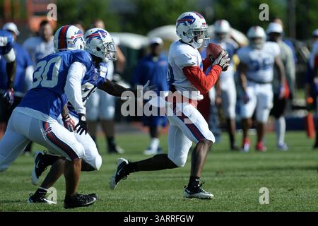 30 juillet 2013 - Rochester, New York, U. S - Buffalo Bills Wide receveur MARQUISE GOODWIN (88) attrape le col au milieu lors d'une séance de camp d'entraînement matinale au Collège John Fisher à Rochester, NY. (crédit image : © Michael Johnson/ZUMAPRESS.com) Banque D'Images