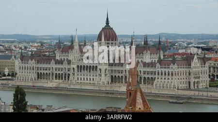 Le magnifique bâtiment du Parlement hongrois se dresse majestueusement sur les rives du Danube à Budapest, en Hongrie. Banque D'Images