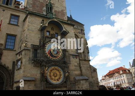 L'horloge astronomique de Prague (Orloj) sur l'ancien hôtel de ville, un chef-d'œuvre de l'ingénierie médiévale et un monument populaire à Praga. Banque D'Images