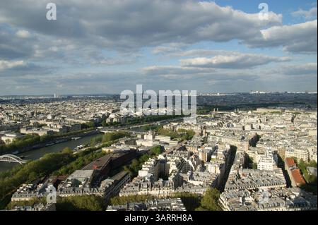 Panorama aérien de la majestueuse ville de Paris. Banque D'Images
