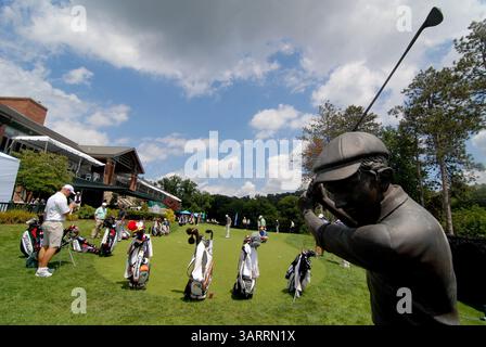 1er août 2013 - Washington County, PENNSYLVANNIA, U. S - 1er août 2013 - les golfeurs s'échauffent sur le green à l'extérieur du Southpointe Country Club lors du Mylan Classic du Tour Web.com au Southpointe Golf Club dans le comté de Washington, PA. (Crédit image : © Dean M. Beattie/ZUMAPRESS.com) Banque D'Images