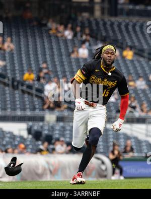 Oneil Cruz, outfielder des Pirates de Pittsburgh, perd son casque alors qu'il marque lors d'un match de baseball contre les Nationals de Washington lundi 14 avril 2025, à Pittsburgh. (Image de Sport/Alyssa Howell) Banque D'Images
