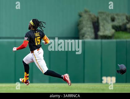 Oneil Cruz, outfielder des Pirates de Pittsburgh, perd son casque alors qu'il court vers la deuxième base lors d'un match de baseball contre les Nationals de Washington lundi 14 avril 2025, à Pittsburgh. (Image de Sport/Alyssa Howell) Banque D'Images