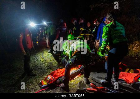 Sauveteurs au travail près du site de l'accident du téléphérique du Monte Faito qui a coûté la vie à quatre personnes et blessé une personne dans un état critique, 17 avril 2025. Banque D'Images