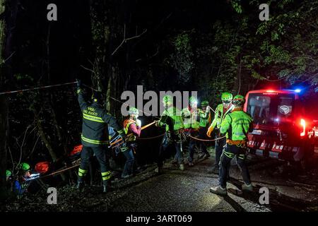 Sauveteurs au travail près du site de l'accident du téléphérique du Monte Faito qui a coûté la vie à quatre personnes et blessé une personne dans un état critique, 17 avril 2025. Banque D'Images