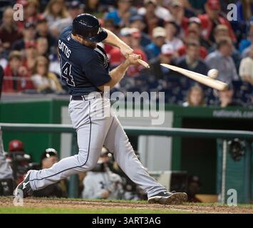 17 septembre 2013 - Washington, District of Columbia, États-Unis - le receveur des Braves d'Atlanta, EVAN GATTIS (24), brise sa batte contre les Nationals de Washington lors de la neuvième manche du deuxième match d'une double-tête jour-nuit au Nationals Park. Washington a battu Atlanta 4-0. (Crédit image : © Harry E. Walker/MCT/ZUMAPRESS.com) Banque D'Images
