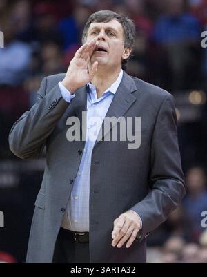 1er novembre 2013 - Houston, TX, États-Unis - L'entraîneur-chef Kevin McHale des Rockets de Houston crie des instructions à son équipe alors qu'ils affrontent les Mavericks de Dallas dans la deuxième moitié des Rockets 113-105 le vendredi 1er novembre 2013, à Houston. (Crédit image : © George Bridges/MCT/ZUMAPRESS.com) Banque D'Images