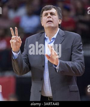 1er novembre 2013 - Houston, TX, États-Unis - L'entraîneur-chef Kevin McHale des Rockets de Houston crie des instructions à son équipe alors qu'ils affrontent les Mavericks de Dallas dans la deuxième moitié des Rockets 113-105 le vendredi 1er novembre 2013, à Houston. (Crédit image : © George Bridges/MCT/ZUMAPRESS.com) Banque D'Images