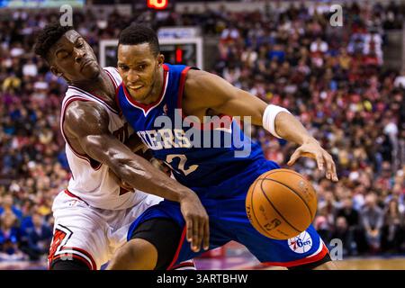2 novembre 2013 : le petit attaquant des 76ers de Philadelphie, Evan Turner (12 ans), tente de garder le contrôle du ballon tandis que le garde-tireur des Chicago Bulls Jimmy Butler (21 ans) l'atteint lors du match NBA entre les Bulls de Chicago et les 76ers de Philadelphie au Wells Fargo Center de Philadelphie, en Pennsylvanie. Les 76ers gagnent 107-104. Christopher Szagola/Cal Sport Media(image crédit : © Chris Szagola/Cal Sport Media/ZUMAPRESS.com) Banque D'Images