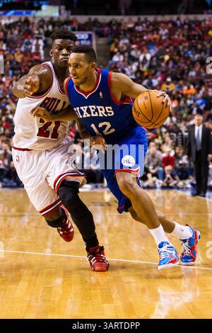 2 novembre 2013 : le petit attaquant des 76ers de Philadelphie Evan Turner (12 ans) en action contre le garde-tireur des Chicago Bulls Jimmy Butler (21 ans) lors du match NBA entre les Chicago Bulls et les 76ers de Philadelphie au Wells Fargo Center à Philadelphie, en Pennsylvanie. Les 76ers gagnent 107-104. Christopher Szagola/Cal Sport Media(image crédit : © Chris Szagola/Cal Sport Media/ZUMAPRESS.com) Banque D'Images