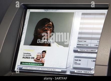 23 octobre 2013 - Raleigh, Caroline du Nord, États-Unis - le client a une conversation en direct avec le caissier à l'écran alors qu'il fait des affaires au guichet personnel d'une succursale Coastal Federal Credit Union à Raleigh, Caroline du Nord, le 23 octobre 2013. (Crédit image : © Chris Seward/MCT/ZUMAPRESS.com) Banque D'Images