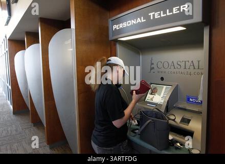 23 octobre 2013 - Raleigh, Caroline du Nord, États-Unis - Dorothy Grant utilise le guichet personnel dans une succursale Coastal Federal Credit Union à Raleigh, Caroline du Nord, le 23 octobre 2013. Sur l'écran, elle a une conversation en direct avec le caissier. (Crédit image : © Chris Seward/MCT/ZUMAPRESS.com) Banque D'Images