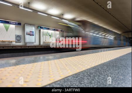 Lisbonne, Portugal. 14 avril 2025. Un passager attend sur le quai alors qu'un train de métro quitte la station São Sebastião. Partie du transi souterrain de Lisbonne Banque D'Images