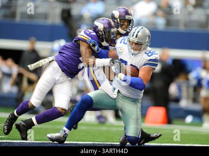 03 novembre 2013 : Dallas Cowboys Tight End Jason Witten #82 franchit les Vikings du Minnesota sécurité forte Mistral Raymond #41 pour un touchdown lors d'un match de football NFL entre les Vikings du Minnesota et les Cowboys de Dallas au AT&T Stadium d'Arlington, TX Dallas a battu le Minnesota 27 (crédit image : © Albert Pena/Cal Sport Media/ZUMAPRESS.com) Banque D'Images