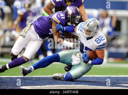 03 novembre 2013 : Dallas Cowboys Tight End Jason Witten #82 franchit les Vikings du Minnesota sécurité forte Mistral Raymond #41 pour un touchdown lors d'un match de football NFL entre les Vikings du Minnesota et les Cowboys de Dallas au AT&T Stadium d'Arlington, TX Dallas a battu le Minnesota 27 (crédit image : © Albert Pena/Cal Sport Media/ZUMAPRESS.com) Banque D'Images