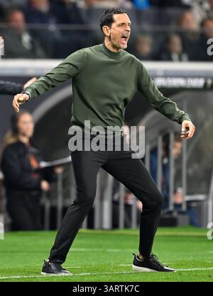 Francfort, Allemagne. 17 avril 2025. Dino Toppmoeller, entraîneur-chef de l'Eintracht Francfort, réagit lors du match de 2ème match aller-retour de l'UEFA Europa League entre l'Eintracht Francfort et Tottenham Hotspur à Francfort, Allemagne, le 17 avril 2025. Crédit : Ulrich Hufnagel/Xinhua/Alamy Live News Banque D'Images