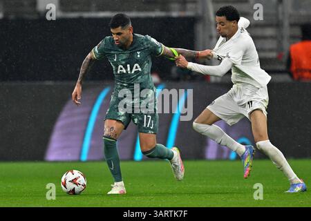 Francfort, Allemagne. 17 avril 2025. Hugo Ekitike (à droite) de l'Eintracht Frankfurt affronte Cristian Romero de Tottenham lors du match de 2e manche de l'UEFA Europa League entre l'Eintracht Frankfurt et Tottenham Hotspur à Francfort, Allemagne, le 17 avril 2025. Crédit : Ulrich Hufnagel/Xinhua/Alamy Live News Banque D'Images