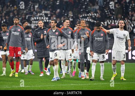 Francfort, Allemagne. 17 avril 2025. Les joueurs de l'Eintracht Frankfurt réagissent après le match des quarts de finale de l'UEFA Europa League entre l'Eintracht Frankfurt et Tottenham Hotspur à Francfort, en Allemagne, le 17 avril 2025. Crédit : Ulrich Hufnagel/Xinhua/Alamy Live News Banque D'Images