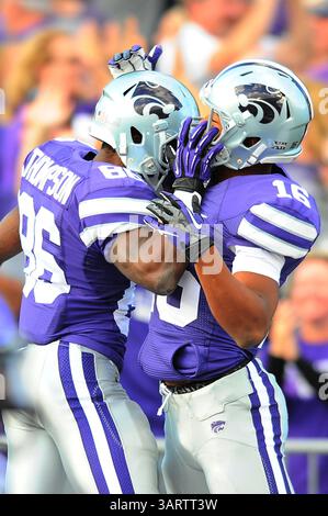 16 novembre 2013 - Manhattan, Kansas, États-Unis - 16 novembre 2013 : le récepteur large des Wildcats du Kansas State tramaine Thompson (86) célèbre avec le récepteur large des Wildcats du Kansas State Tyler Lockett (16) en action lors du match de football de la NCAA entre les Horned Frogs TCU et les Wildcats du Kansas State au Bill Snyder Family Stadium à Manhattan, Kansas. Kendall Shaw/CSM(image crédit : © Kendall Shaw/Cal Sport Media/ZUMAPRESS.com) Banque D'Images