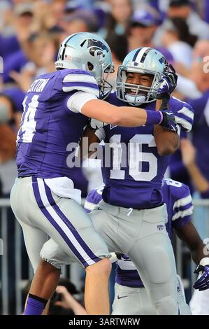 16 novembre 2013 - Manhattan, Kansas, États-Unis - 16 novembre 2013 : le récepteur large des Wildcats du Kansas State Tyler Lockett (16 ans) célèbre son touchdown avec le récepteur large des Wildcats du Kansas State Curry Sexton (14 ans) en action lors du match de football de la NCAA entre les Horned Frogs TCU et les Wildcats du Kansas State au Bill Snyder Family Stadium à Manhattan, Kansas. Kendall Shaw/CSM(image crédit : © Kendall Shaw/Cal Sport Media/ZUMAPRESS.com) Banque D'Images