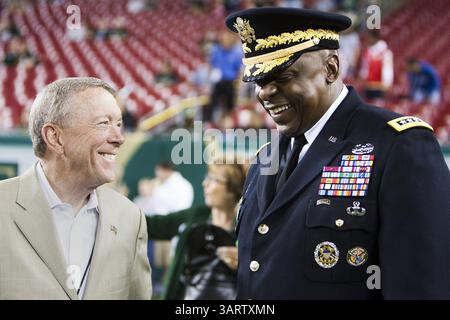 16 novembre 2013 - Tampa, FL, États-Unis - le directeur sportif de l'Université de Floride du Sud Doug Woolard, à gauche, partage un rire avec le général d'armée Lloyd J. Austin III avant le match de football des Bulls et des Tigers de Memphis au Raymond James Stadium de Tampa, Floride, le samedi 16 novembre 2013. (Crédit image : © Octavio Jones/MCT/ZUMAPRESS.com) Banque D'Images