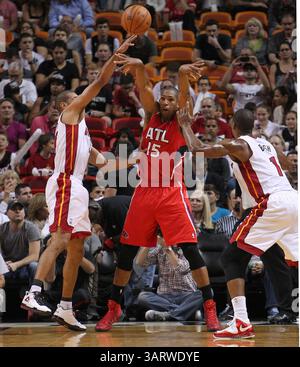 19 novembre 2013 - Miami, FL, États-Unis - Al Horford, attaquant des Hawks d'Atlanta, passe la balle devant Shane Battier, attaquant du Heat de Miami, à gauche, et Chris Bosh, coéquipier au cours du premier quart-temps à l'AmericanAirlines Arena de Miami le mardi 19 novembre 2013. (Crédit image : © David Santiago/MCT/ZUMAPRESS.com) Banque D'Images