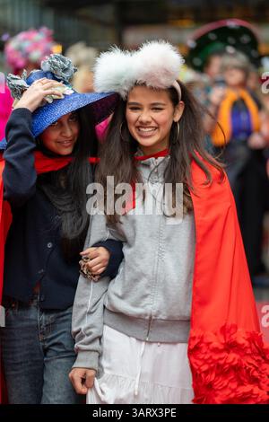 Londres, Royaume-Uni, le 17 avril 2025, la marche mensuelle des couleurs a eu lieu ce jeudi, les gens se sont habillés de vêtements colorés pour égayer la journée. Tenue au Spitalfields Market dans l'est de Londres en début d'après-midi chaque mois. Ce mois-ci pour la première fois, c'était un défilé de chapeaux de Pâques, les photos des différents chapeaux sont ici., Andrew Lalchan Photography/Alamy Live News Banque D'Images