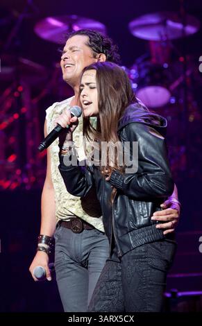 13 juillet 2013 - Colombie - ni el mismo Carlos vives lo podÃÂ­a creer cuando su hija LucÃÂ­a, de 17 aÃÂ±os, se subiÃÂ³ al escenario y cantÃÂ³ con ÃÂ©l Ã‚â€˜la tierra del olvidoÃ‚â€™, frente a 13,000 personas, en Miami. Todos los detalles del nacimiento de una estrella de la dinastÃÂ­a del samario en la portada de la revista Elenco, que estuvo como ÃÂºnico medio nacional invitado a la gira del artista por Estados Unidos. Agosto de 2013 CrÃÂ©dito : OTROS FotÃÂ³grafo : JUAN MANUEL VARGAS (crédit image : © El Tiempo/GDA/ZUMAPRESS.com) Banque D'Images
