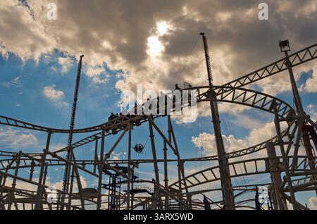 10 août 2013 - Brooklyn, New York, États-Unis - les cavaliers sur le Steeplechase Ride, et le Sling Shot Ride derrière, étaient parfois ombragés par des nuages, lors de la 3e célébration annuelle de la Journée de l'histoire de Coney Island. (Crédit image : © Ann Parry/ZUMA Wire) Banque D'Images
