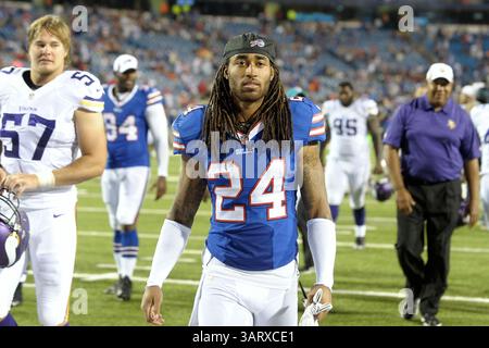 16 août 2013 - Orchard Park, New York, U. S - le cornerback des Buffalo Bills STEPHON GILMORE (24 ans) sort du terrain après la victoire sur les Vikings du Minnesota au Ralph Wilson Stadium à Orchard Park, NY. Buffalo bat le Minnesota 20-16. (Crédit image : © Michael Johnson/ZUMAPRESS.com) Banque D'Images