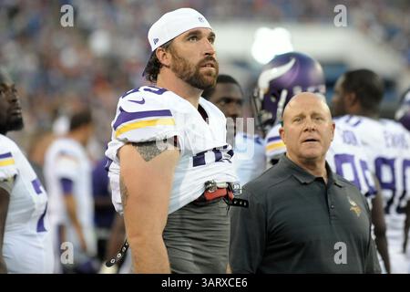 16 août 2013 - Orchard Park, New York, U. S - L'extrémité défensive des Vikings du Minnesota JARED ALLEN (69) regarde le replay dans le deuxième quart-temps alors que les Vikings du Minnesota affrontent les Buffalo Bills au Ralph Wilson Stadium à Orchard Park, NY. Buffalo bat le Minnesota 20-16. (Crédit image : © Michael Johnson/ZUMAPRESS.com) Banque D'Images