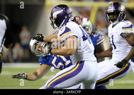 16 août 2013 - Orchard Park, New York, U. S - Minnesota Vikings Fullback ZACH LINE (48) Stiff Arms Buffalo Bills linebacker CHRIS WHITE (51) dans le troisième quart-temps au Ralph Wilson Stadium à Orchard Park, NY. Buffalo bat le Minnesota 20-16. (Crédit image : © Michael Johnson/ZUMAPRESS.com) Banque D'Images