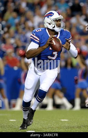 16 août 2013 - Orchard Park, New York, U. S - le quarterback des Buffalo Bills EJ MANUEL (3) cherche à jeter le terrain dans le troisième quart-temps contre les Vikings du Minnesota au Ralph Wilson Stadium à Orchard Park, NY. Buffalo bat le Minnesota 20-16. (Crédit image : © Michael Johnson/ZUMAPRESS.com) Banque D'Images