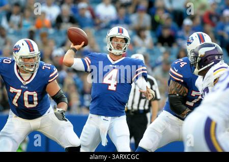 16 août 2013 - Orchard Park, New York, U. S - le quarterback des Buffalo Bills KEVIN KOLB (4) fait le jet de la poche dans le premier quart-temps contre les Vikings du Minnesota au Ralph Wilson Stadium à Orchard Park, NY. Buffalo bat le Minnesota 20-16. (Crédit image : © Michael Johnson/ZUMAPRESS.com) Banque D'Images